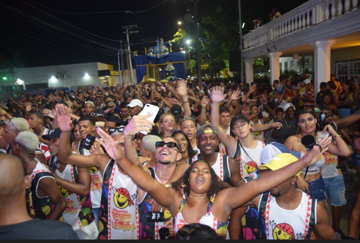 cair_e's tweet photo. Obrigado mais uma vez a todos foliões do Bloco Beber Cair e Le"O diabo não tem poder quando vc conhece o Deus vivo !!vantar ! 
Essa festa linda de abadás , é feita por todos vcs a 12 anos . 

Quero agradecer a Deus por está sempre em nossos planos , e a  toda diretória.Ate 2023. https://t.co/xbwR3cNjX7