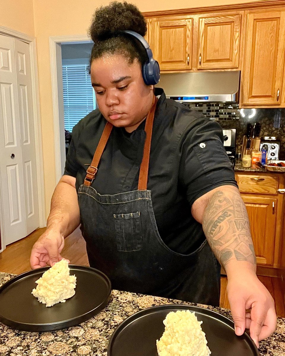 Cookupki's tweet photo. Cooked up some dinner last night for some NFL super stars ⭐️ Justin Fields and Darnell Mooney 🙌🏼🙌🏼 #chi #companere #NFL #Justinfields #mooney #Chicago #personalchef #celebritychef #Entrepreneur https://t.co/P1Z9Ii9Evy