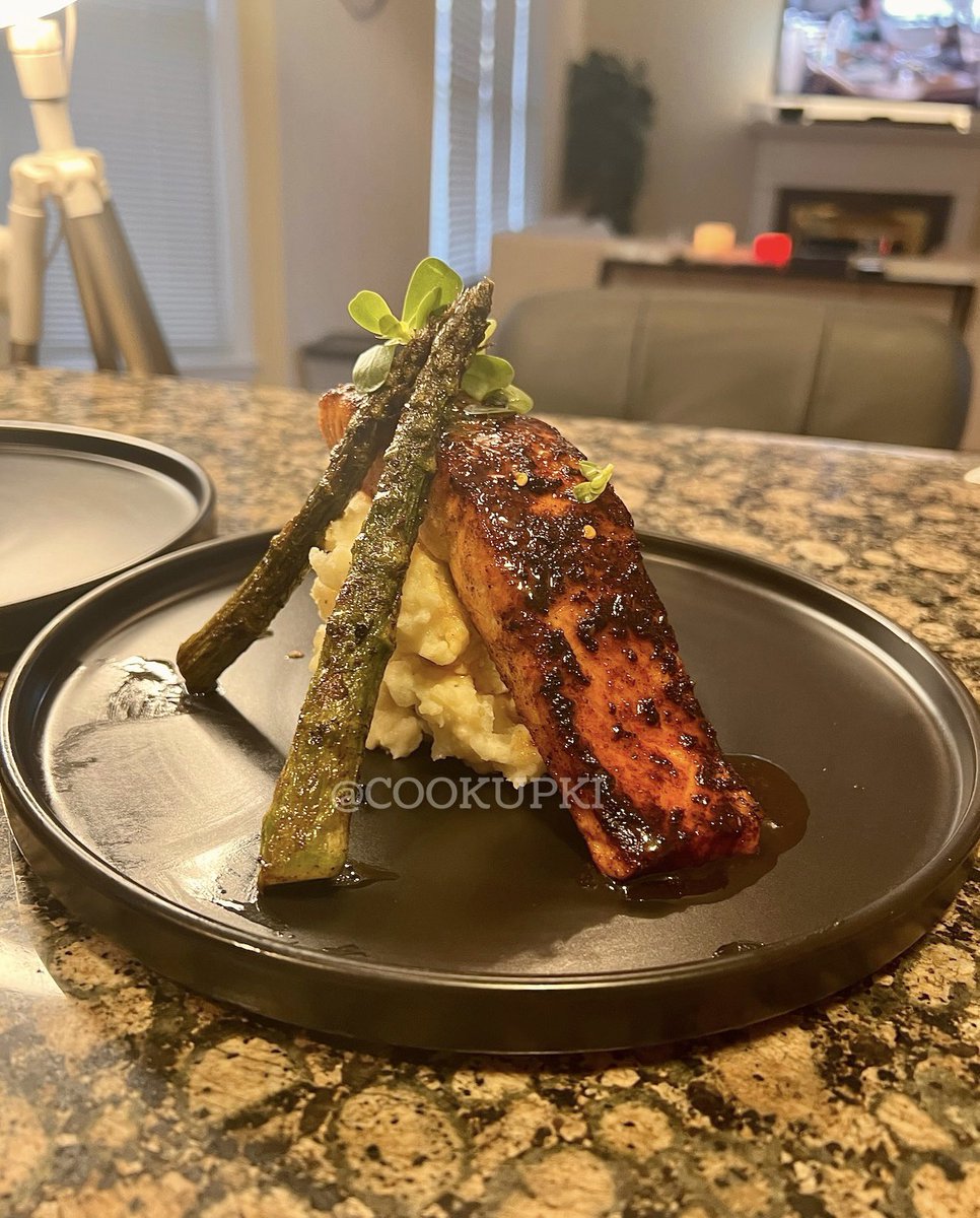 Cookupki's tweet photo. Cooked up some dinner last night for some NFL super stars ⭐️ Justin Fields and Darnell Mooney 🙌🏼🙌🏼 #chi #companere #NFL #Justinfields #mooney #Chicago #personalchef #celebritychef #Entrepreneur https://t.co/P1Z9Ii9Evy