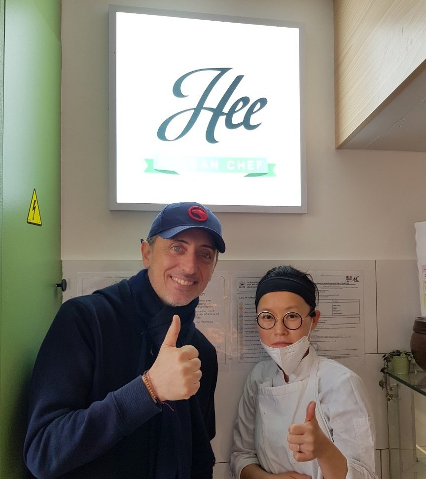 heekoreanchef's tweet photo. Une apparition inattendue chez #heekoreanchef ! Merci @gadelmaleh pour votre visite trop sympa 🤗
On espère que ça vous a plu. À bientôt et dédicace à @pierre_sang 😉

#restaurantcoreen #aemporter  #montreuil #bagnolet #vincennes #paris20 #gadelmaleh #guest #comedien #apparition https://t.co/n3Yyyr7avo