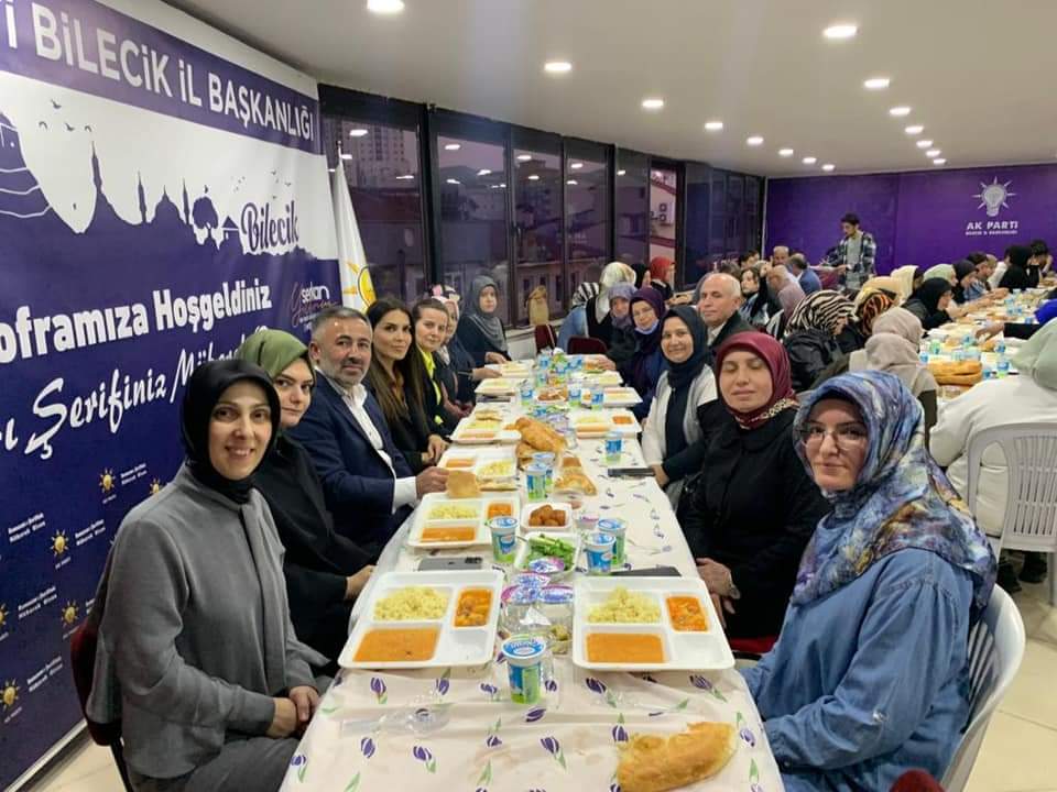akkadinbilecik's tweet photo. Bu akşam Parti binamızdaki iftar programına; MKYK üyeleri Behiye EKER , Melek ŞİMŞEK katılımları ile Bilecik Gönüllüler Derneği Başkanı Gülcan NAMAL ,Yönetim Kurulu Üyeleri misafir oldular. 
İl Kadın Kolları Başkanımız @HasitMutlu Yönetim kurulu üyelerimizle  katılım sağladık. https://t.co/lh9rUwZTH6