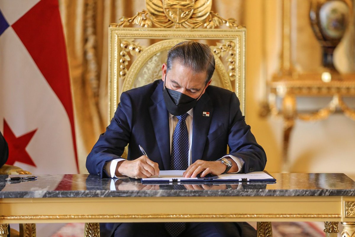 NitoCortizo's tweet image. La Ley de Movilidad Eléctrica que sancionamos hoy, es otro paso importante que da el país hacia la transición energética progresiva del transporte terrestre, de autos con motores de combustión interna a vehículos impulsados por electricidad. #TrabajandoPorPanamá 👏🏼🇵🇦