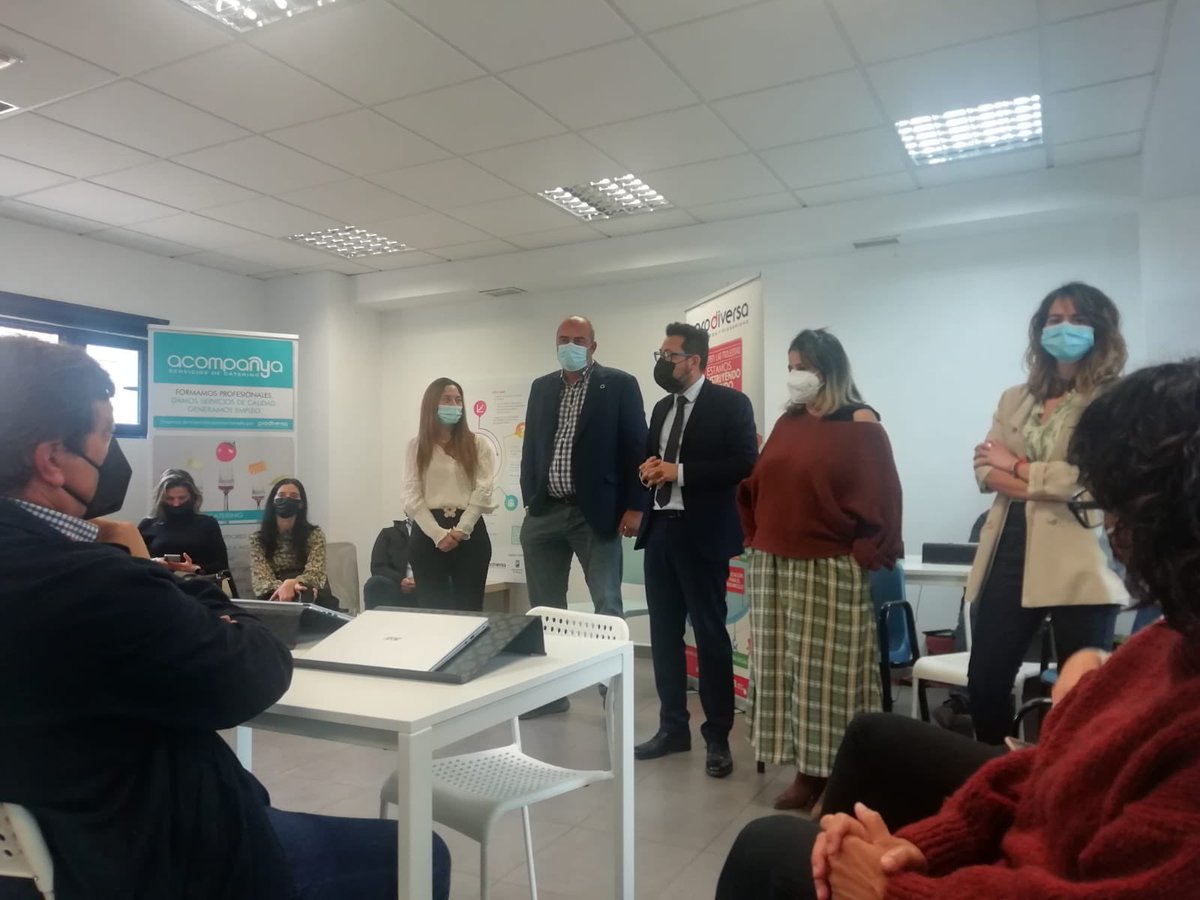 gitanos_org_MAL's tweet photo. 👉El viernes @gitanos_org_MAL estuvimos en Palma Palmilla en la Presentación del Proyecto “Laboratorio Acompanya”de Economía Social y solidaria para la inserción @Prodiversa @yfmaldonado.Gran trabajo 👏 y sigamos construyendo por los que más lo necesitan 💪 https://t.co/EuC558vtyw