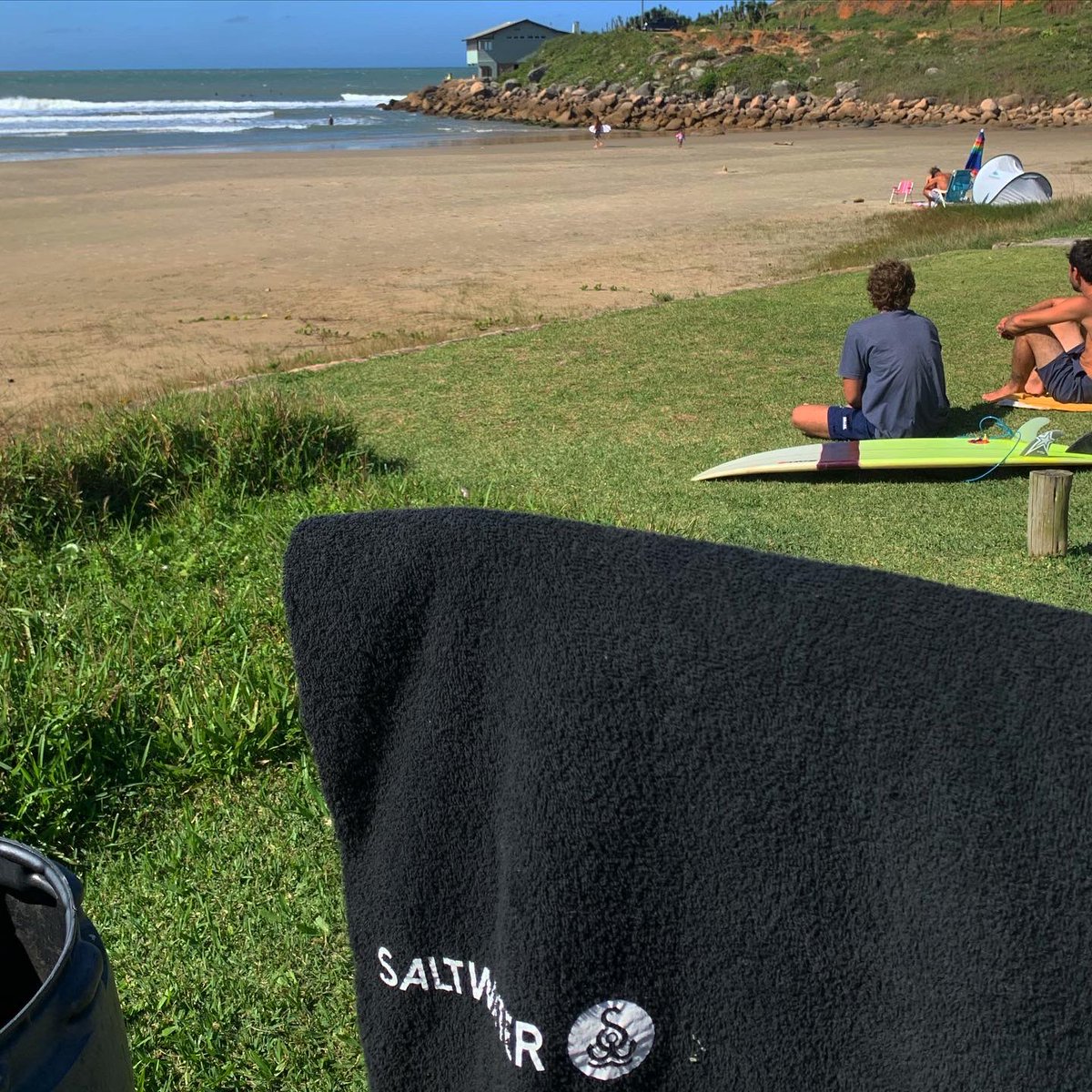 SaltWaterBrazil's tweet photo. DiaZinho bom pra aproveitar um solzinho é assim, com o costão protegendo e poncho aquecendo!! https://t.co/7Ap4OtNndx