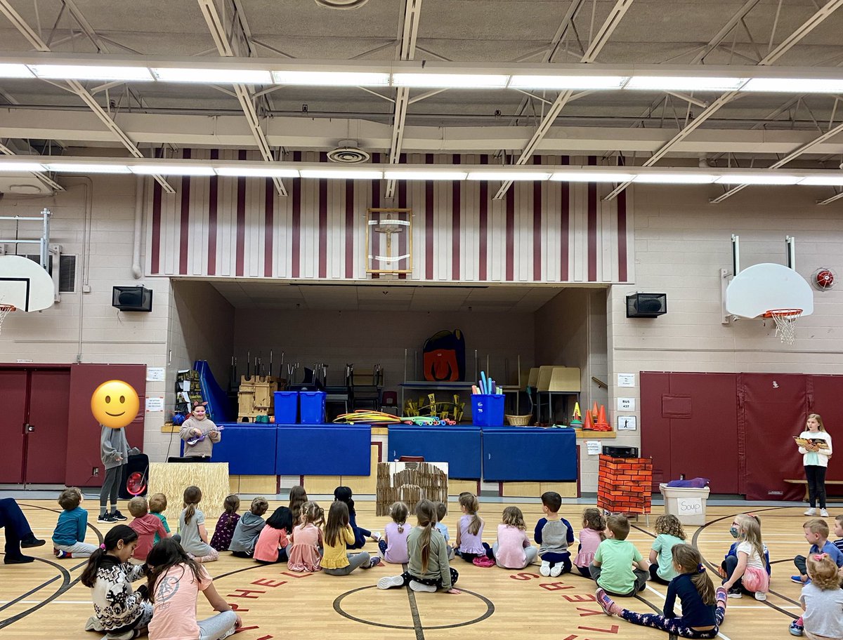 mme_barbosa's tweet photo. Today the Gr.4/5 class presented their plays, Les Trois Petits Cochons 🐷🐷🐷🐺 The Ss did an amazing job. Our actors were so happy to have both FDK classes join us, they were an amazing audience! 🤗 Great work everyone!!! #funinfrench #playpresentations https://t.co/3p7IB2VB0S