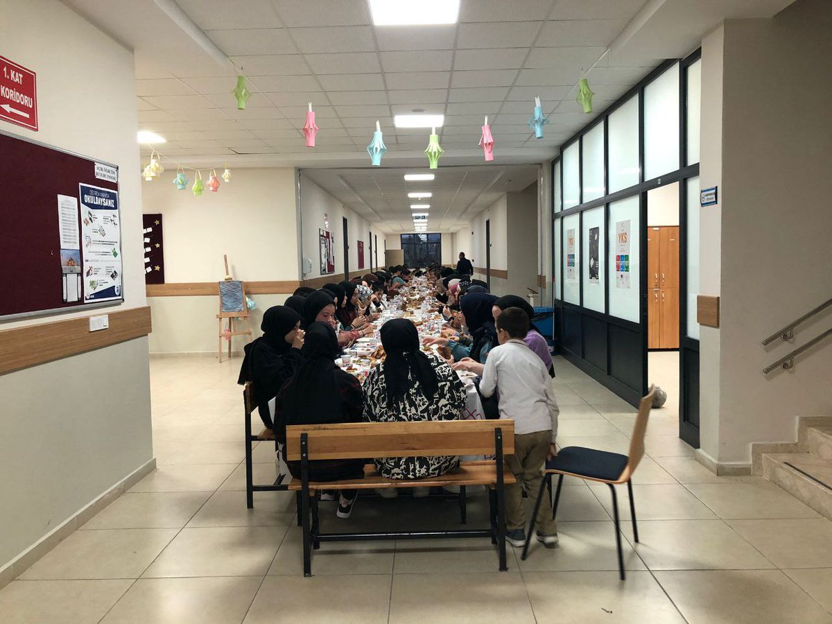 Arifiye Anadolu İmam Hatip Lisesinin geleneksel iftar buluşması bu yıl yeni okul binasında, tüm öğrencilerimizin, öğretmenlerimizin ve ailelerinin katılımıyla gerçekleştirilmiştir