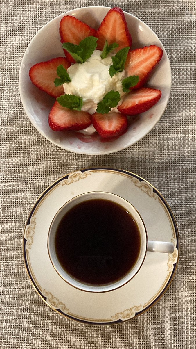 UkuleleJs's tweet photo. おはようございます☁️
気温18℃ひんやりした朝ですね🌿
☕️🎶〜🌺🌈
#HAPA💙
#KuuLei Awapuhi
ジンジャーの白い花と香り🤍💞大好きなhula song💓🤙
#カサンガリリ🇰🇪浅煎り
#50coffee&roastery
#白いかわいい花🌸
#ライラック🐝
曇り空も落ち着いていいですね☁️🍀
佳き日になりますように🎶☕️🌺🤗 https://t.co/oFHNnoCOsm