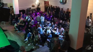 Mon collègue mais néanmoins ami <a href="/DousseVincent/">Vincent Dousse</a> était à Paris pour le second tour de la présidentielle française. Son reportage⬇️
frapp.ch/fr/articles/st…