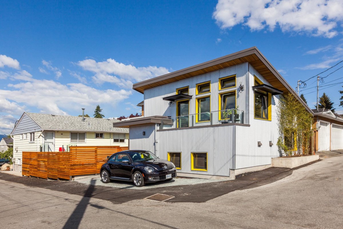 TeamWayneRemax's tweet photo. This unique property offers a two-level family home PLUS this beautiful laneway house designed by Lanefab. To learn more about this incredible property in Renfrew Heights, visit: https://t.co/E8vkYnnmj5 https://t.co/AcOBhui5w3