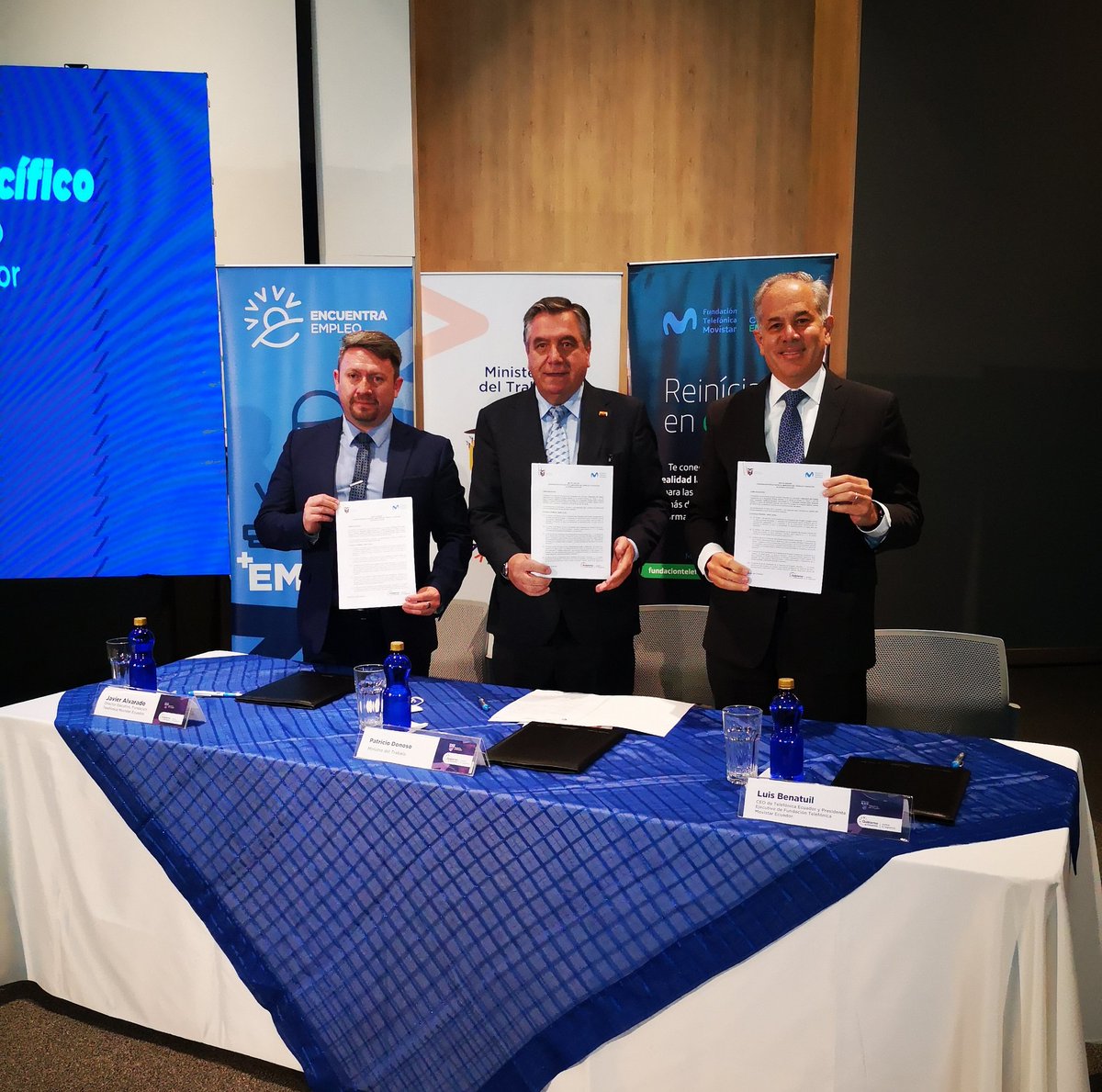 LuisBenatuilV's tweet photo. Seguimos fortaleciendo la alianza entre Fundación Telefónica @FTMovistarEc con el @MinTrabajoEc, para que los ecuatorianos accedan a nuestras herramientas de capacitación digital📲

#ConectaEmpleo

Gracias Ministro Patricio @DonosoEcuador por la visita

#AliadoDigitalDelEcuador🇪🇨 https://t.co/mPtUDWBC9I