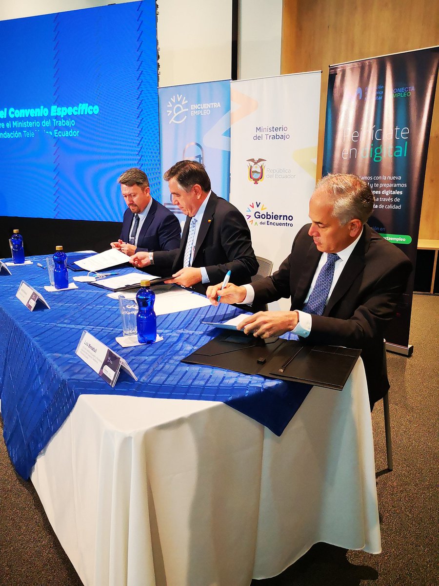 LuisBenatuilV's tweet photo. Seguimos fortaleciendo la alianza entre Fundación Telefónica @FTMovistarEc con el @MinTrabajoEc, para que los ecuatorianos accedan a nuestras herramientas de capacitación digital📲

#ConectaEmpleo

Gracias Ministro Patricio @DonosoEcuador por la visita

#AliadoDigitalDelEcuador🇪🇨 https://t.co/mPtUDWBC9I