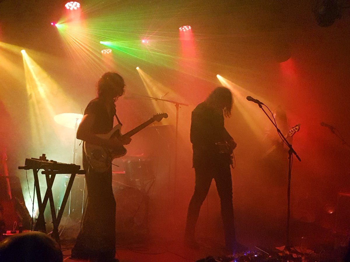 Eindelijk, eindelijk, eindelijk mijn favoriete verborgen muziekparel <a href="/BesnardLakes/">The Besnard Lakes</a> live gezien (met drie man, een paardenkop en <a href="/Kzzas/">Kasper Hermans</a>)
