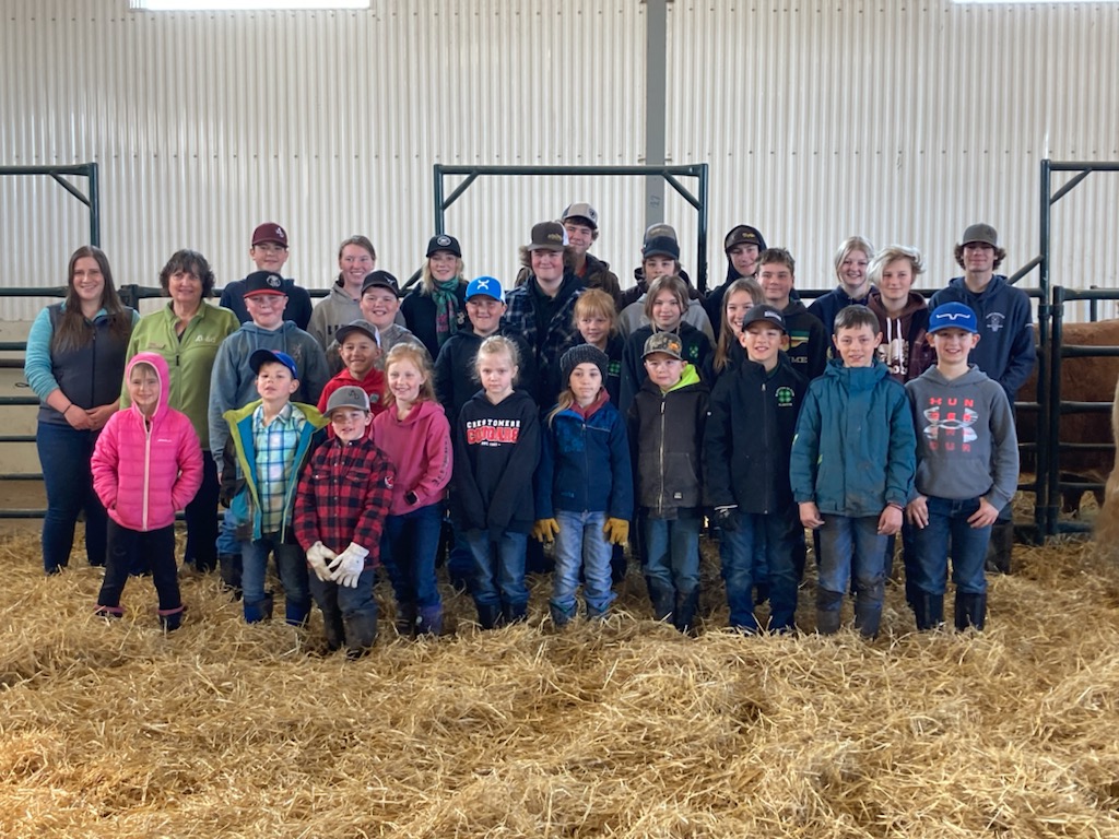 AFSC_AB's tweet photo. Beth and Grace from our Ponoka branch attended the Bluffton West @4halberta Beef Club mini-show yesterday and had a great time helping out at the workshop as members prepare for their upcoming activity day. #AFSCcommunity https://t.co/io71ZSESPy