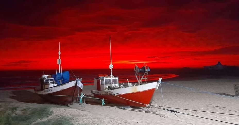 La foto del día

Se hizo viral la foto de Andrés "El Gringo" Gamenthaler, a eso de las 6 de la mañana se despertó y pensó que era un incendio. Le preguntan si tiene filtro la foto, apenas sabe usar celular comentaron familiares de Andrés . Así despertaba Punta del diablo hoy.