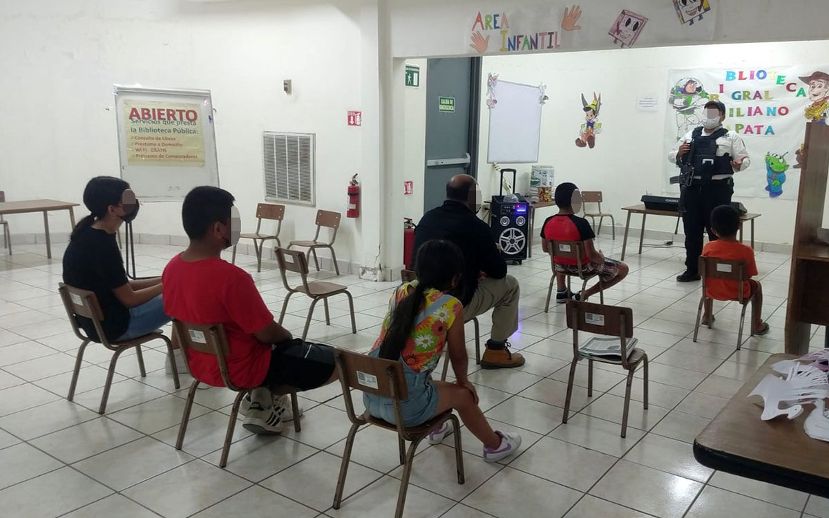 SSP_GobTam's tweet photo. #PolicíaentuEscuela elementos de #PrevencióndelDelito de la #PolicíaEstatal, se reunieron con alumnos de la Biblioteca Pública "Solidaridad” del municipio de #NuevoLaredo para platicar sobre #Ciberullying y #Valores #Tamaulipas #Contigo #Cerdadeti https://t.co/4TQiwTj9lQ