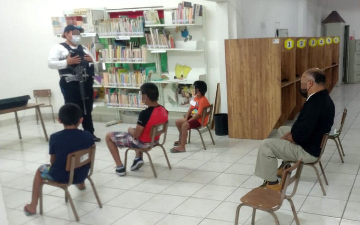 SSP_GobTam's tweet photo. #PolicíaentuEscuela elementos de #PrevencióndelDelito de la #PolicíaEstatal, se reunieron con alumnos de la Biblioteca Pública "Solidaridad” del municipio de #NuevoLaredo para platicar sobre #Ciberullying y #Valores #Tamaulipas #Contigo #Cerdadeti https://t.co/4TQiwTj9lQ
