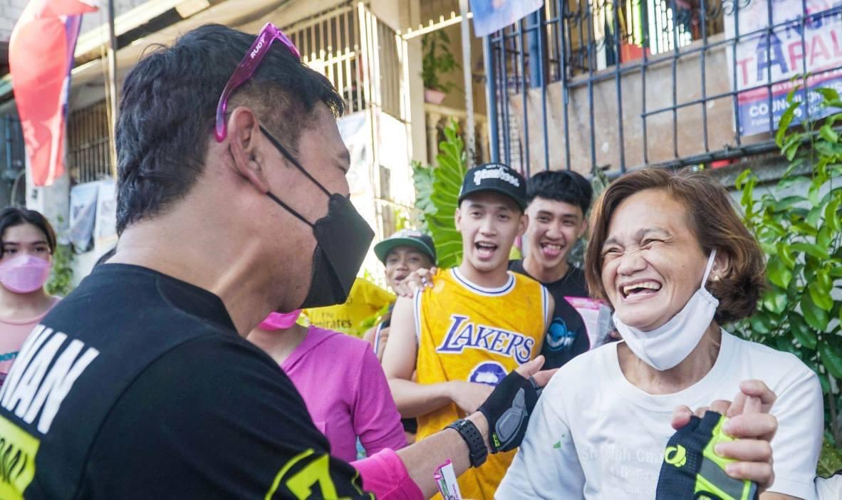 kikopangilinan's tweet photo. I'm really blessed to have a very supportive family during this campaign. Thank you so much, @GaryValenciano1 and @apangilinan for doing house-to-house in Antipolo. 🙏 https://t.co/zUlamIgxxk