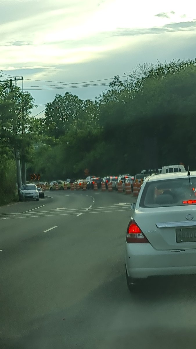 De verdad que no entiendo, una vía de desahogo totalmente despejada pero cerrada y en hora pico!!! Si fuese por construcción en la vía ok, pero no es el caso. IMPRESIONANTE <a href="/ATTTPanama/">Autoridad del Tránsito</a> <a href="/elmetrodepanama/">El Metro de Panamá</a> <a href="/AArraijan/">Alcaldia de Arraijan</a> <a href="/ArraijanPTY/">Arraiján</a> <a href="/tvnnoticias/">TVN Noticias</a> <a href="/TReporta/">Telemetro Reporta</a>