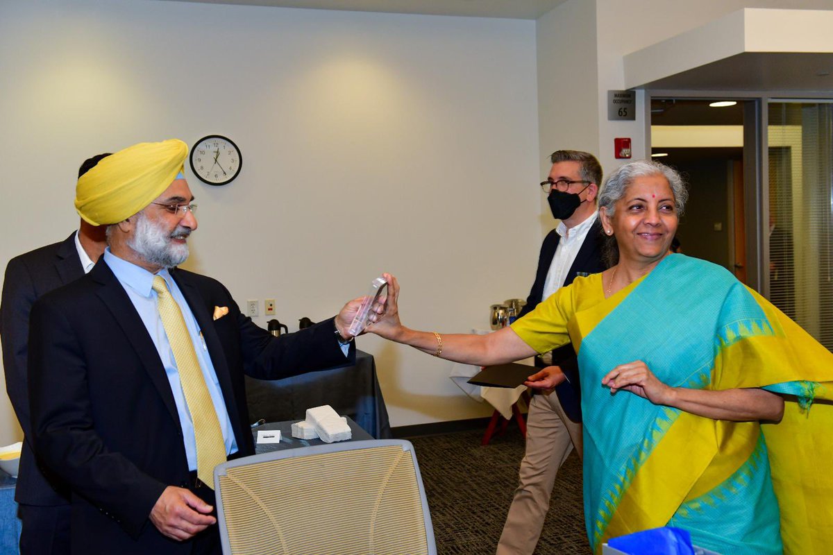 SandhuTaranjitS's tweet photo. Million chips, Billion dreams!

Fruitful discussions on deepening 🇮🇳🇺🇸synergies at FM @nsitharaman’s roundtable with semiconductor industry experts, covering the entire semicon ecosystem https://t.co/rVdRH8dis6