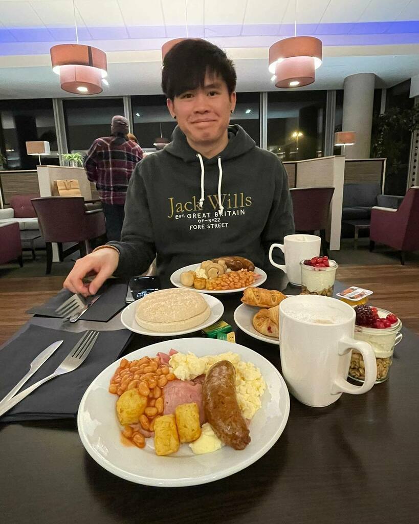 simonhoang23's tweet photo. I’m that fat I have a buffet at 3am in the morning. 🍳 🐽 🐶 #23 https://t.co/v1oy1sfURl https://t.co/Gg3xq5IHj7