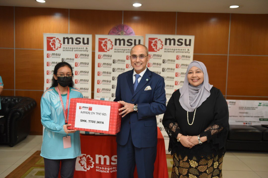 Glad to launch the Healthy Sahur-On-The-Go Project, distributing meals to MSU's neighboring schools. Good effort initiated by the #MSUrians at Sch of Education & Social Sciences, spreading love & kindness within @MSUmalaysia 2G culture of giving & grateful. #MSUIhyaRamadan