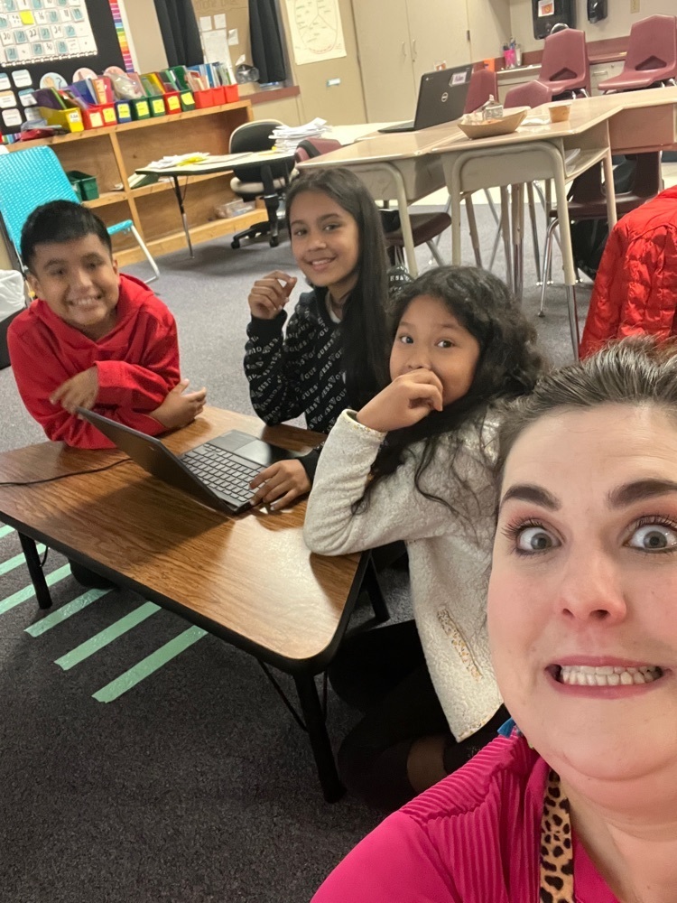 BonnerTylerISD's tweet photo. Our Rose City Book Battle team battled it out this morning! They have worked so hard all year to read their book list. We are very proud! #BonnerBees #TylerISDlibraries 📚 🌹 🐝 https://t.co/Z4YXRf9mxz