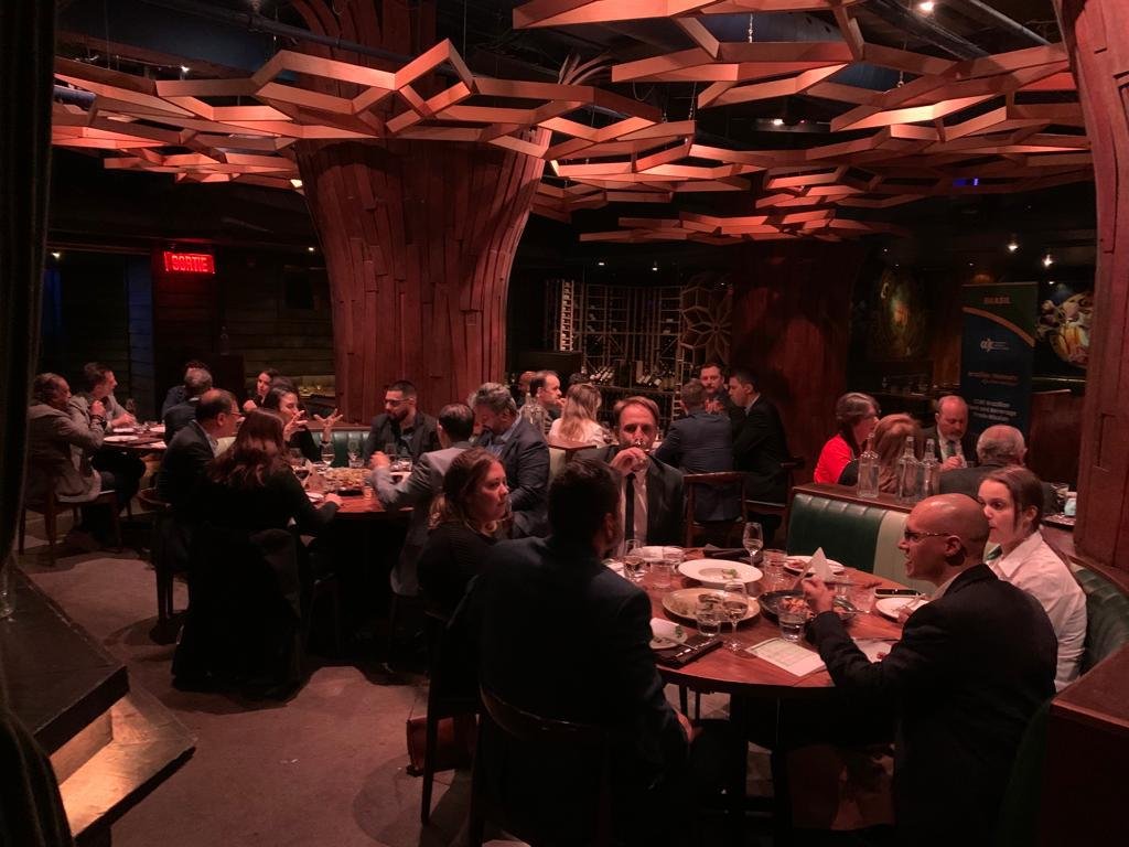 De 20-22/4, o Consulado e a @CCBC_BrCa organizaram a Semana Gastronômica Brasileira com o @jesuisunenfantterrible, ocasião em que fornecedores brasileiros apresentaram seus produtos a empresários do Quebec, em um menu preparado pelos chefs @marivalentini e @rodrigo_flores_chef.
