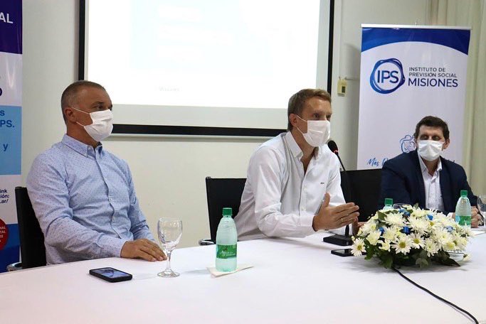 "NUEVA CREDENCIAL DIGITAL IPS"

El Presidente del Instituto de Previsión Social, Dr. <a href="/LisandroBenmaor/">Lisandro Benmaor</a> junto al Vicegobernador Dr. <a href="/Arce_Carlos_/">Carlos Arce</a> y el Ministro de Hacienda Contador, Adolfo Safrán,lanzaron el nuevo Carnet digitalizado para todos los afiliados del IPS.