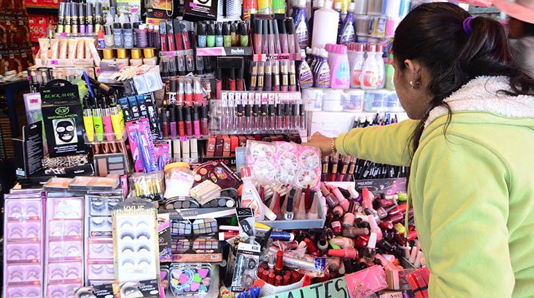 AmiiHee's tweet photo. Sunoo cómo vendedor de maquillaje barato

- jura que todo es importado
- te da consejos de maquillaje mientras compras 
- vende maquillaje pirata https://t.co/WZnUA225uB