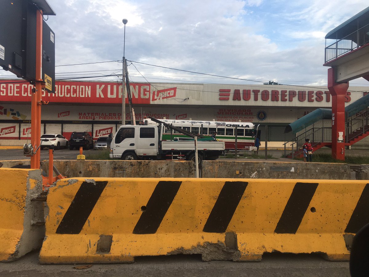 Estas paradas que están desarmando a lo largo de Arraiján, ¿quién y adonde se las estarán llevando? ¿Un carro blanco sin logo y un bus de ruta? ¿Qué hacen ahí? #metro @DenunciArraijan