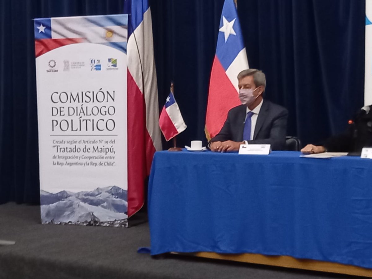 DiputadosSJ's tweet photo. El vicegobernador @robertogattoni junto a diputados e intendentes de #SanJuan #Argentina participa en el marco del encuentro Binacional #EBAI que se realiza en #Vicuna #Chile, donde fueron recibidos por consejeros regionales para avanzar en la integración sub nacional. https://t.co/ukI5mHcm23