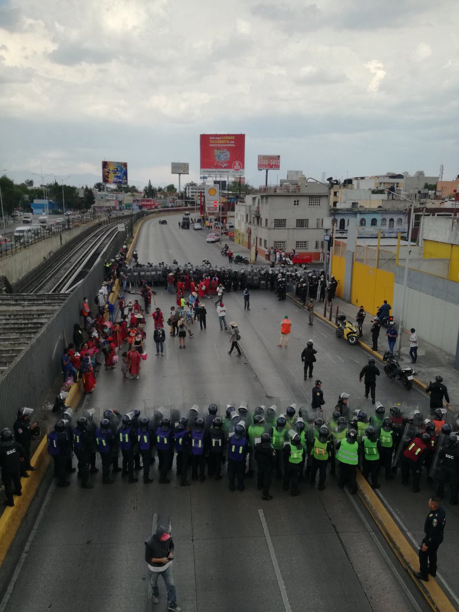 TodxsCaravana's tweet photo. 😡😡😡 Indigenous #Triqui occupation brutally evicted on 25.04.22 at 1am in Bellas Artes, Mexico City 
50 Triqui people incl. many children are being held in custody at this moment after breaking through a police blockade!
#TodxConLaCaravana
#freetriquis
 https://t.co/g4SKcWJpK6 https://t.co/Q8XKJ1xDm1