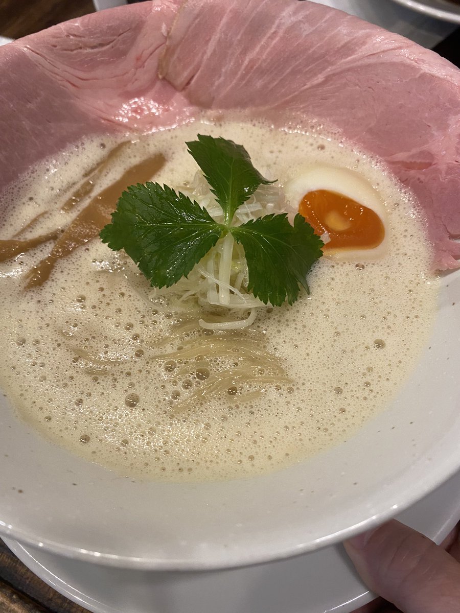 lunchに大好きな鶏白湯ラーメン😍
南森町にある「小麦生まれ、麺育ち。」というお店で❣️