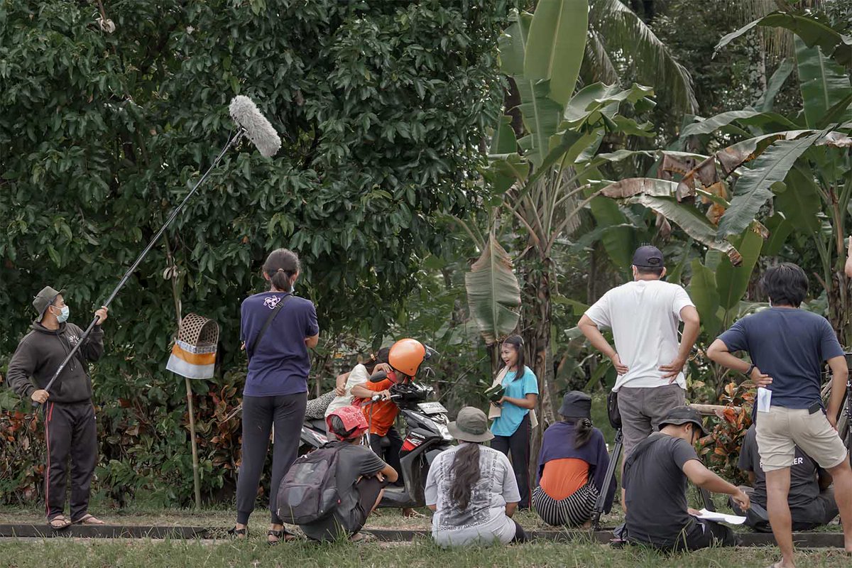 Sedang menuju final mixing, dengan target submit ke festival pertama akhir April 2022. Semoga film pendek ini punya perjalanan panjang.

Remaja, gadgets, dan pernikahan dini.

#shortfilm #filmpendek