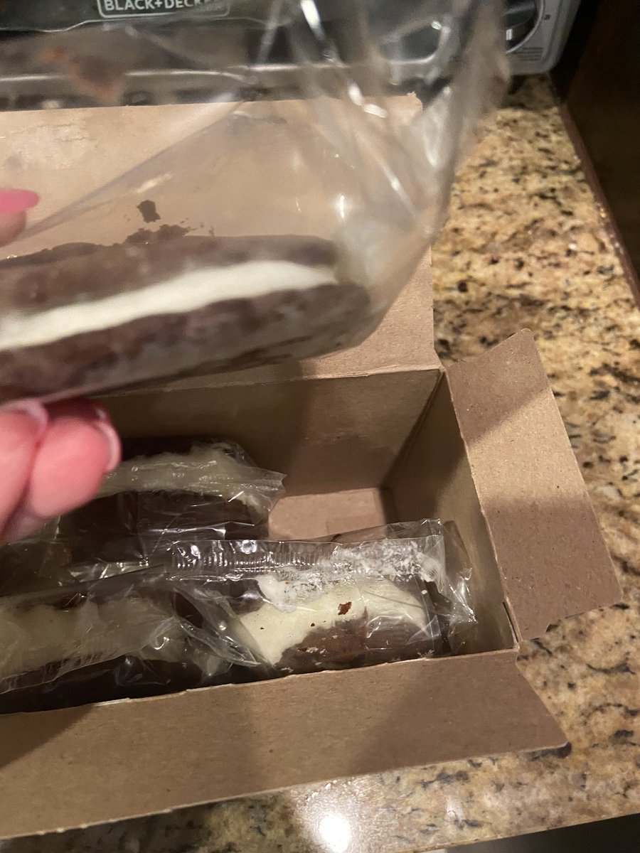 amymiller0907's tweet photo. Second time this happened to my @SkinnyCowUS ice cream sandwich pack. https://t.co/du40rimzhB