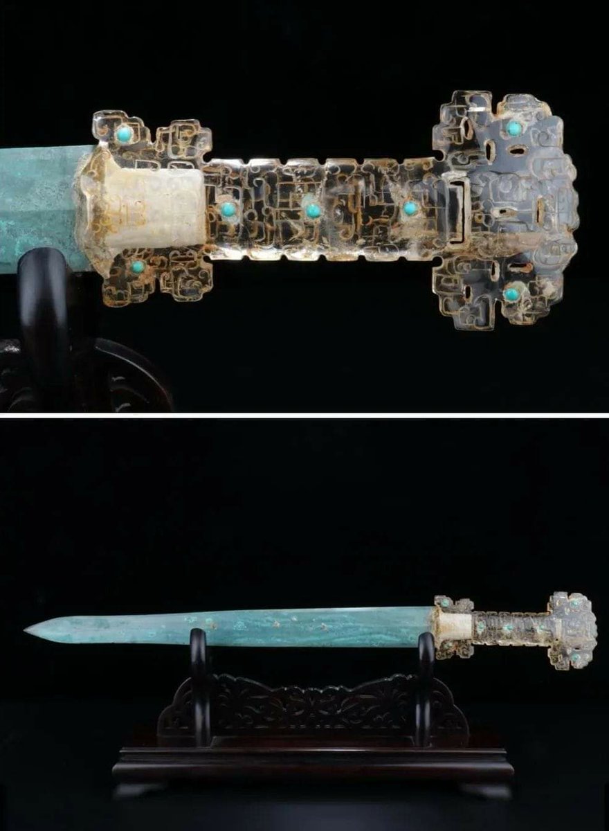 Chinese bronze sword with turquoise studded, gold inlaid rock crystal hilt, Warring States Period, 4th-2nd Century BC. 

Private Collection.⁣

#archaeohistories