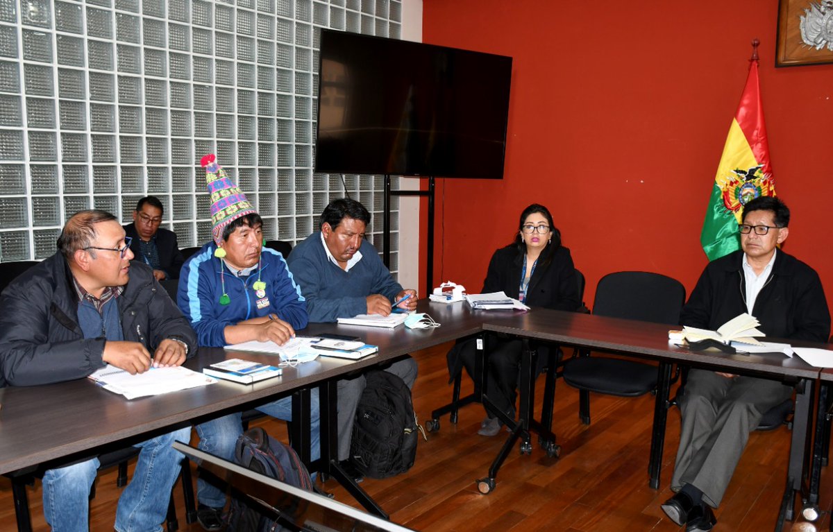 minedubol's tweet photo. El ministro de Educación, @EdgarPary71, sostuvo una reunión con autoridades originarias y ediles de los municipios de #Colquechaca, #Ravelo, #Macha y #Pocoata, de la provincia Chayanta de #Potosí, con quienes abordó temas educativos fundamentales para la población estudiantil. https://t.co/BwKP61UxJP
