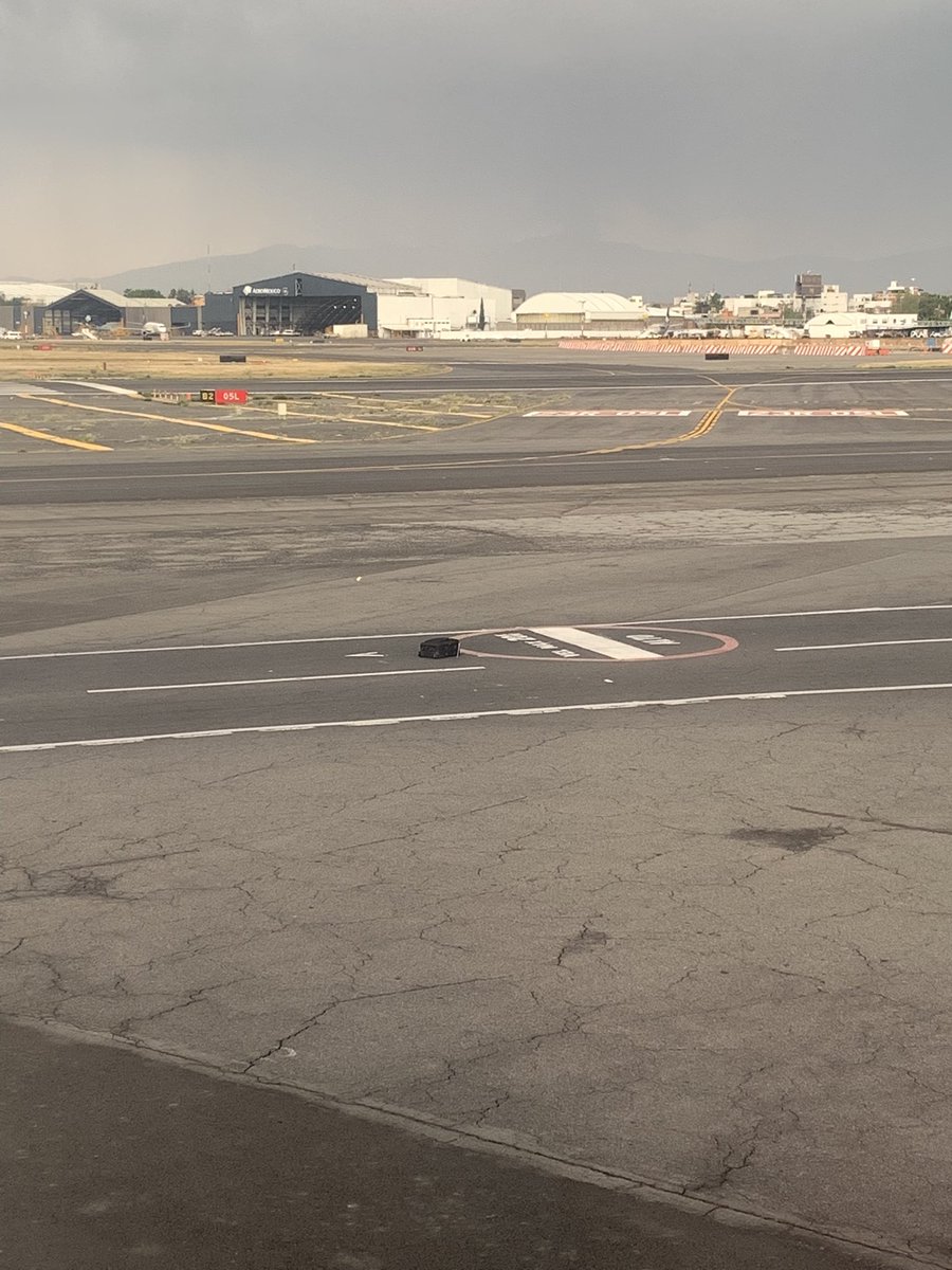 makeg's tweet photo. En @AICM_mx acaba de tirar una maleta una de sus camionetas y ni quien se mueva! @Aeromexico https://t.co/osvklWKuSx