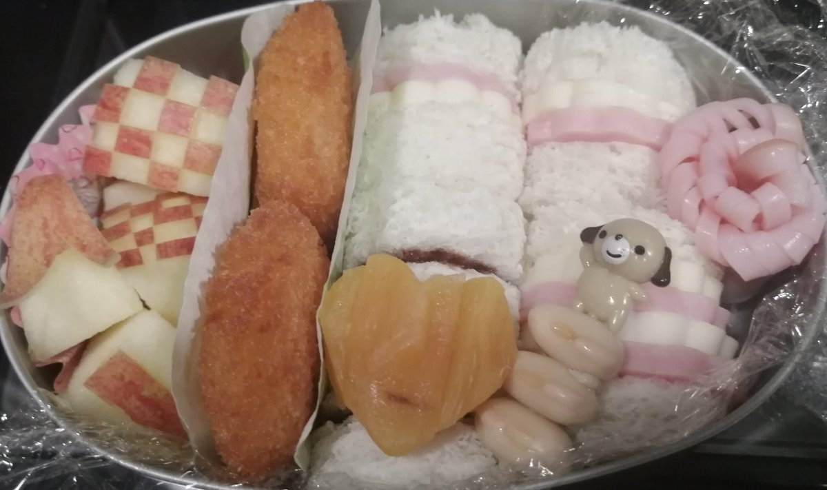WAIWAIbento's tweet photo. 緑の野菜も入れたほうが良いと気が付きました😆
ハートのは、干し芋です✨
#年長 #お弁当 https://t.co/dM70L5PNHU