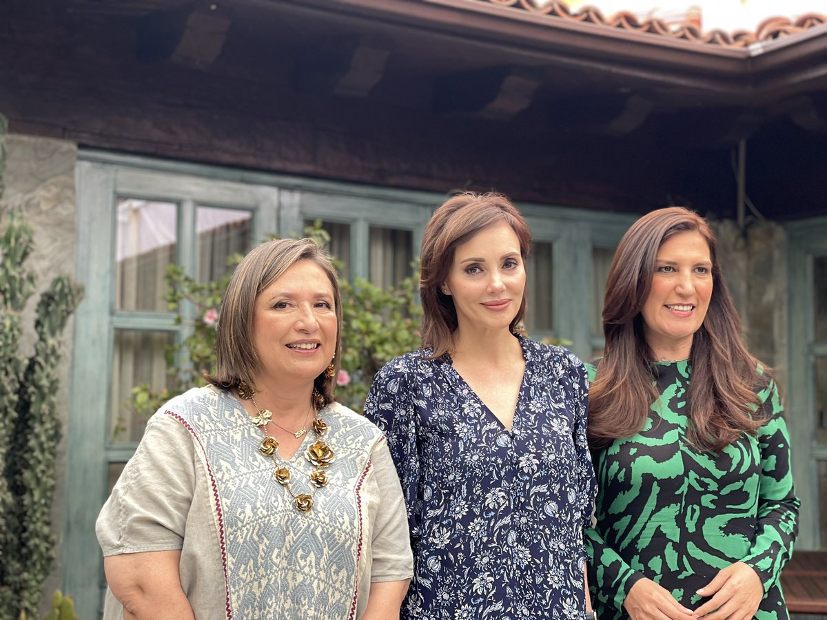 XochitlGalvez's tweet photo. Aquí decimos las cosas como son. 

Como cada lunes, estuve #ComiendoCon @LillyTellez y @kenialopezr por @AtypicalTeve. 

¡No te lo pierdas! 👇🏼

https://t.co/d3NxiFpXl3 https://t.co/M33jIrMj32