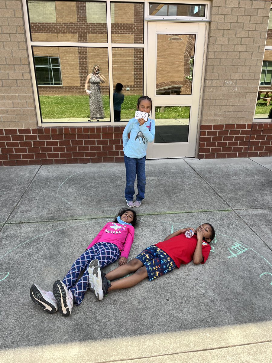cafurrelem's tweet photo. Mrs. Henderson’s class had some time on their hands… human clocks!
Practicing telling time to the hour. https://t.co/TIXgP9bx7u