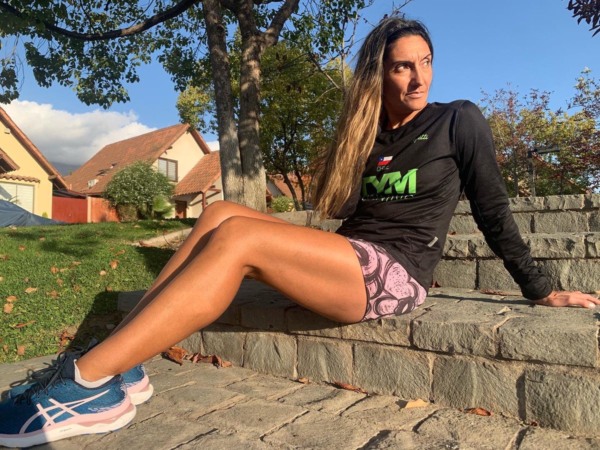 patynavarrof's tweet photo. Entrenando con mis nuevas zapatillas #gelnimbus24 de @AsicsChile  a 2 semanas del @maratonsantiago https://t.co/rQKxRrsAqM