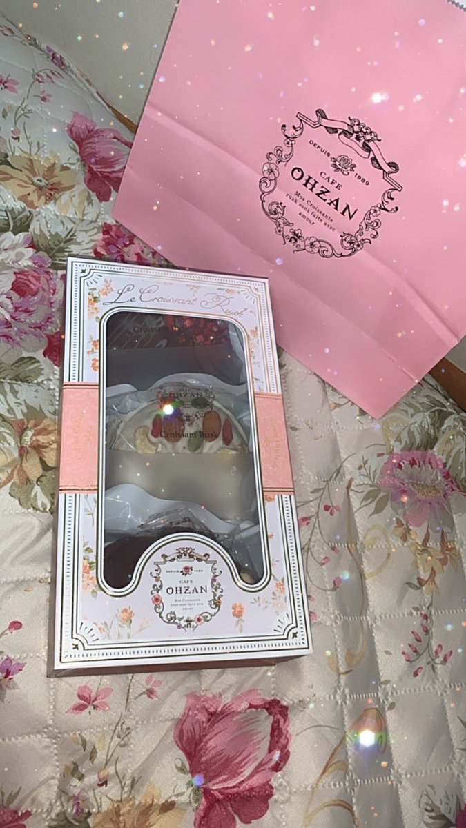 Cocotan_510's tweet photo. みうちゃんから頂いたのがチョー可愛いくて食べるの勿体なくて飾って置きたかった程💜💜
みうちゃんが選んでくれたらしくてセンス良くて🐼🎀
私は今回もクールなお衣装でした🍒
#ファッションショー #お衣装 #レクコレ #みうここ https://t.co/VaTwyqMYfB