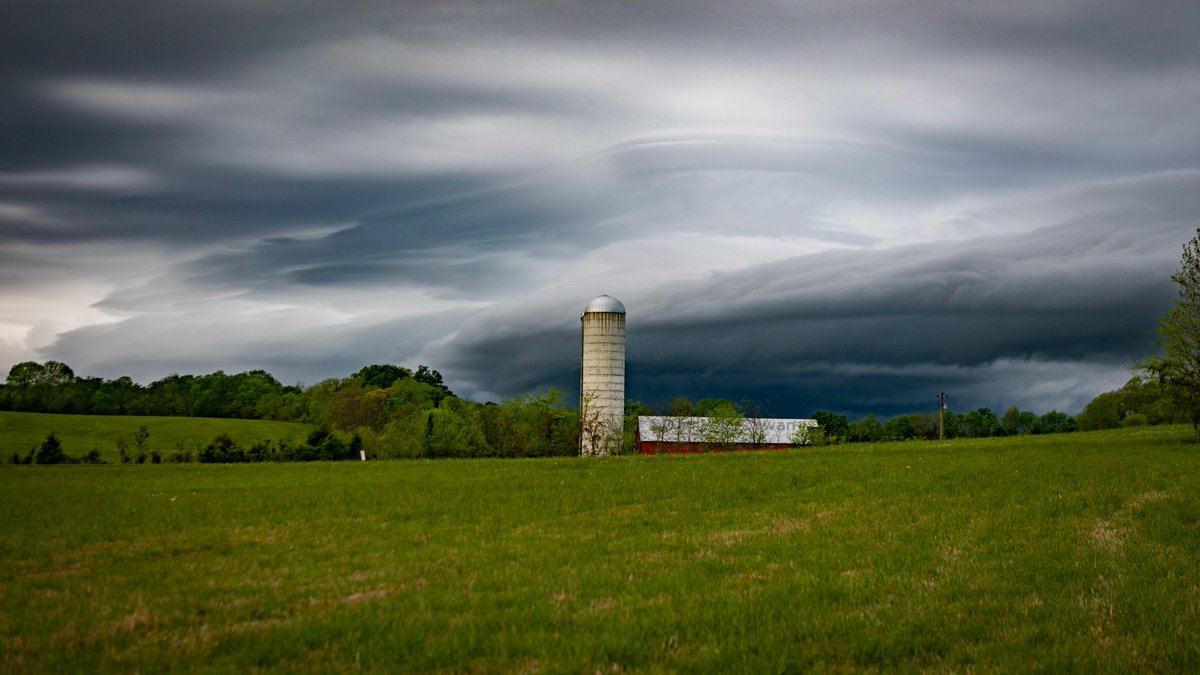 DanielLCowan's tweet photo. Ragged Shelf Cloud approaching Watertown around 7pm. Drove through several zip codes to catch this. https://t.co/GM3V1PuYwq