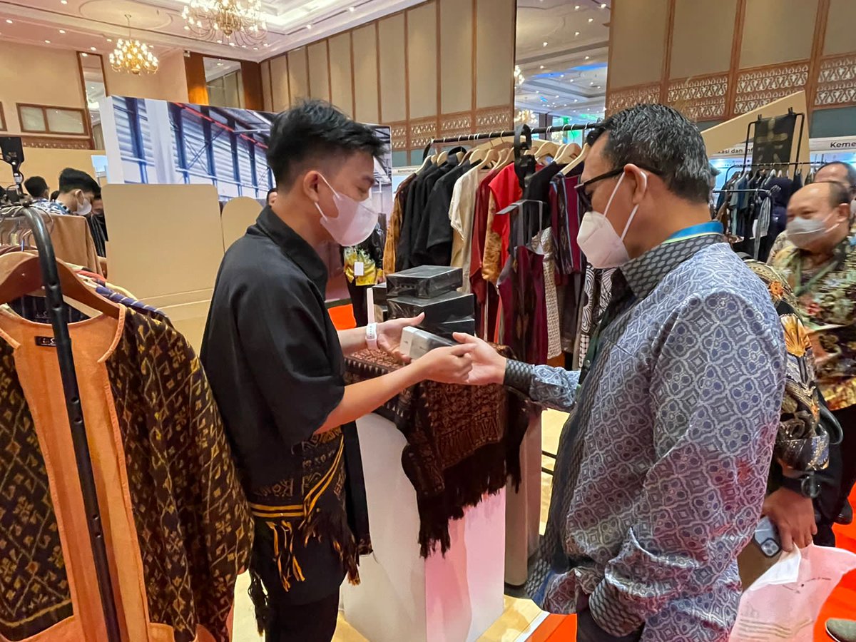 tekmaiy's tweet photo. “Ada 17 sub sektor ekonomi kreatif. Tentunya kami ingin mendorong dengan langkah afirmasi ini, tiga sektor unggul kita kuliner, kriya, dan fasion." #BanggaProdukUMKM 
#UMKMJadiPrioritas
@KemenkopUKM https://t.co/8mfQTncLng