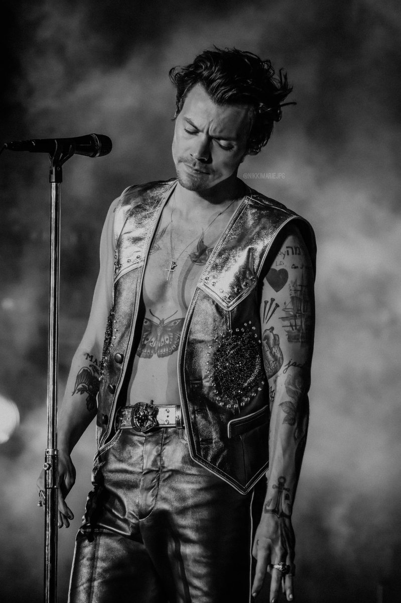 nikkimarieJPG's tweet photo. Harry Styles // Coachella, CA

🖤

📸 @nikkimarieJPG 
(Credit if reposted)
#HARRYCHELLA #HarrysHouse    #Coachella https://t.co/YlJrIa7smx
