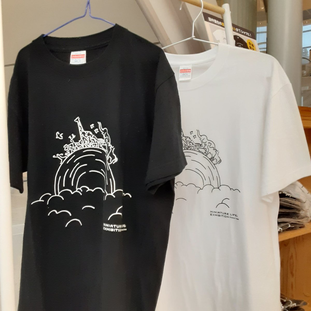 開催中の【MINIATURE LIFE展2】会場限定Tシャツです。 『ハブ ア