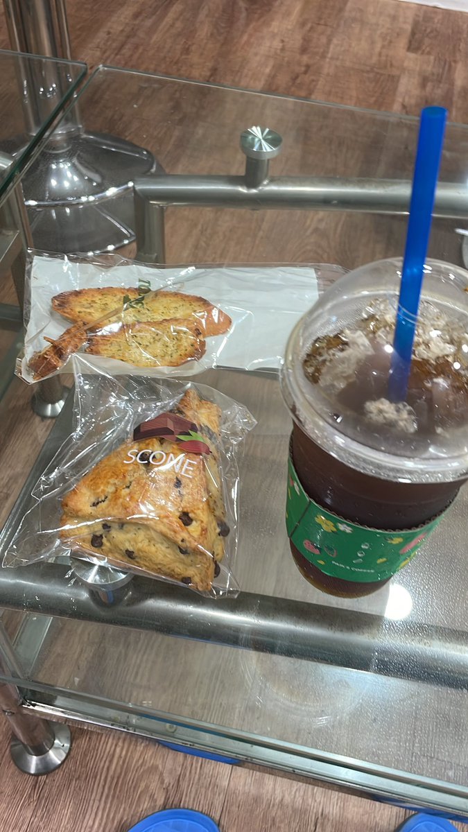 아침 떼우는 중