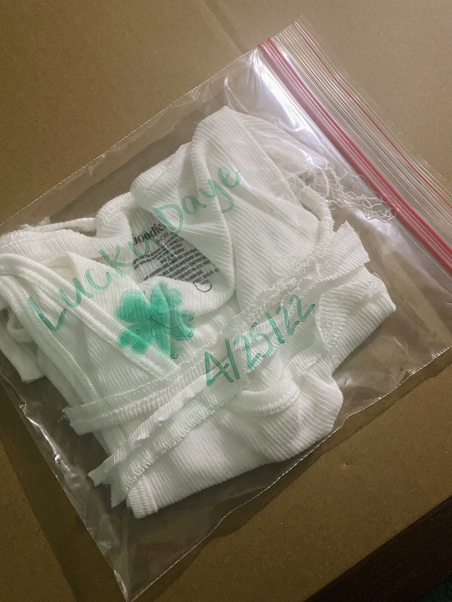 iamdawnmari's tweet photo. I caught @iamluckydaye shirt tonight and it smells so good !!! Way to end the tour !!! 🥺😩💚✨🍀🍭 #Candydriptour https://t.co/xQSXKMJoK3