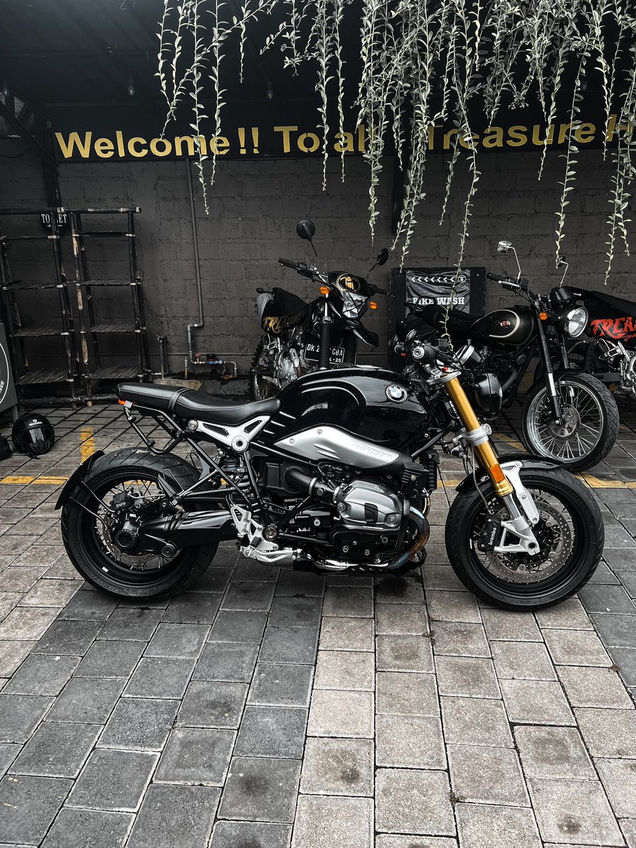 Cameronfous's tweet photo. I love this thing …. 1200cc ball sac #bmw #bmwninet #rninet what’s your bike of choice? https://t.co/TzTCyYO4A2